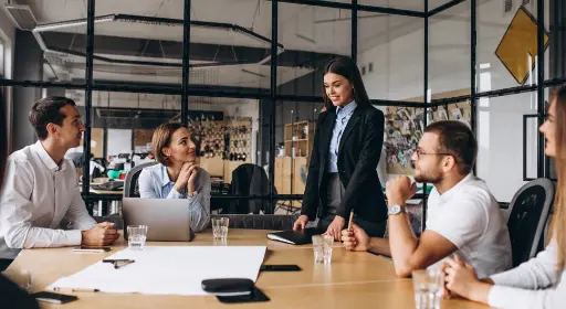 Photo de collègues en pleine réunion autour d'une table, un environnement propice au massage assis en entreprise. Intégrer des pauses bien-être pendant ces moments de travail intense permet de réduire le stress, d'améliorer la concentration et de dynamiser les collaborateurs. Le massage assis favorise la détente tout en stimulant la productivité, créant un cadre plus harmonieux et propice à la réussite des équipes.