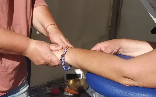 Zoom sur les mains expertes de la praticienne de *UnTempsPourSoi* réalisant un massage ciblé sur le dos de la main d'un collaborateur lors d'un massage assis en entreprise. Cette technique délicate soulage les tensions musculaires souvent ignorées dans cette zone, favorisant une meilleure circulation et une relaxation profonde. Idéal pour apaiser les douleurs liées à l’utilisation répétée des mains, ce soin contribue au bien-être général des salariés et à la réduction du stress.