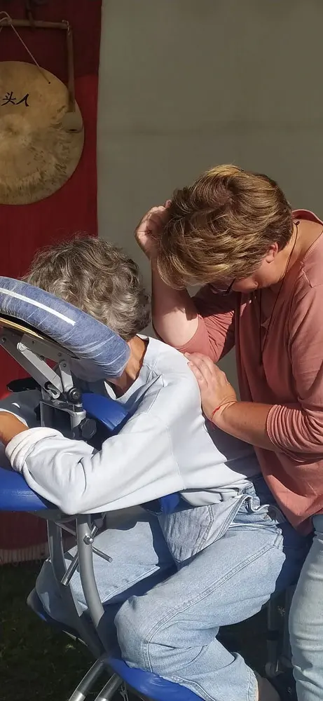 Photo de la praticienne deUnTempsPourSoi exerçant une pression ciblée avec le coude sur le dos d’un collaborateur lors d’un massage assis en entreprise. Cette méthode permet de libérer les tensions musculaires profondes et de soulager les points de tension accumulés. Parfait pour réduire les douleurs liées aux postures prolongées, cette technique de massage apporte une relaxation durable et un bien-être optimal, favorisant la détente et la productivité des salariés.